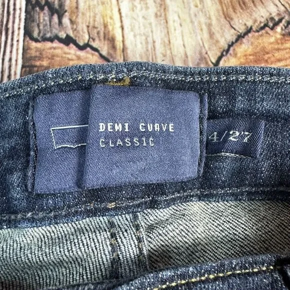 Levi's DEMI CURVE Classic Size 4 Mid Rise Crop Capri Jeans Denim Pants 27x21.5 - Picture 8 of 9